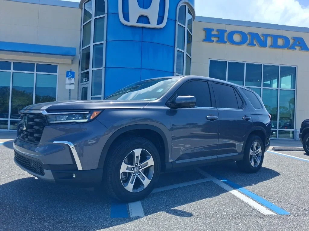 Used 2025  Honda EX-L image 1