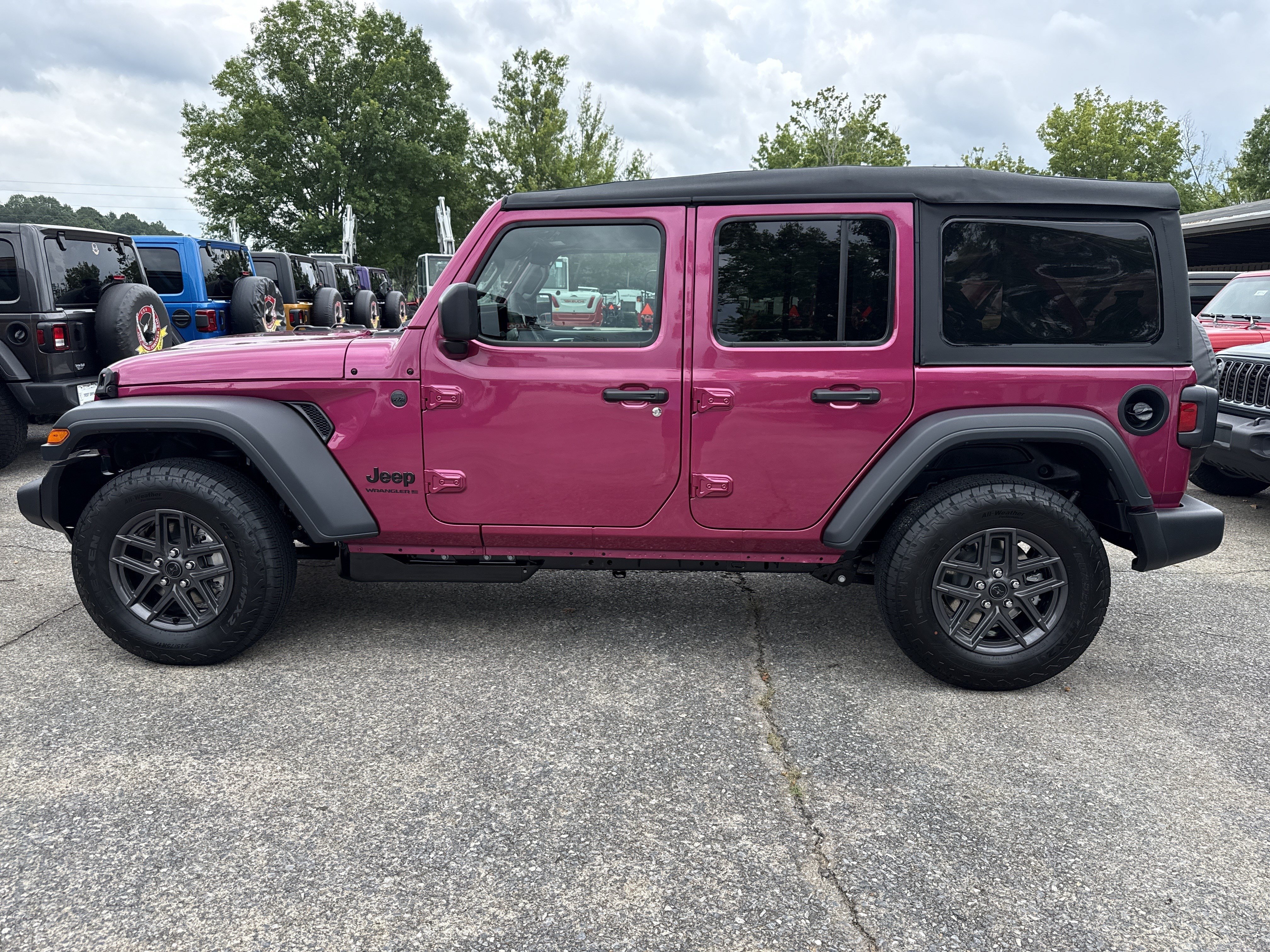 New 2026 Tuscadero Pearlcoat Jeep Sport S image 4