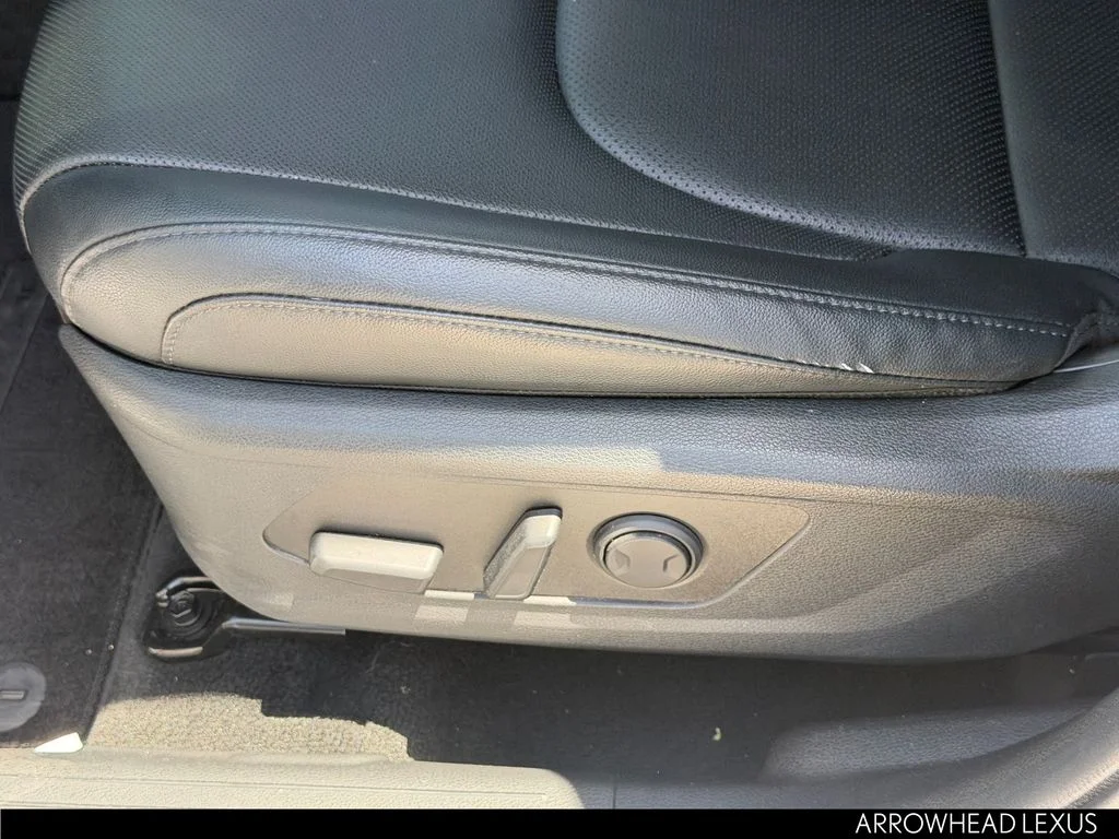 Used 2023 White Kia SX image 17