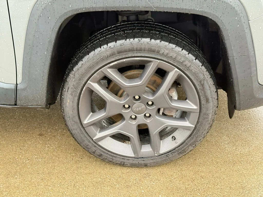 Used 2021 Gray Jeep Latitude image 9