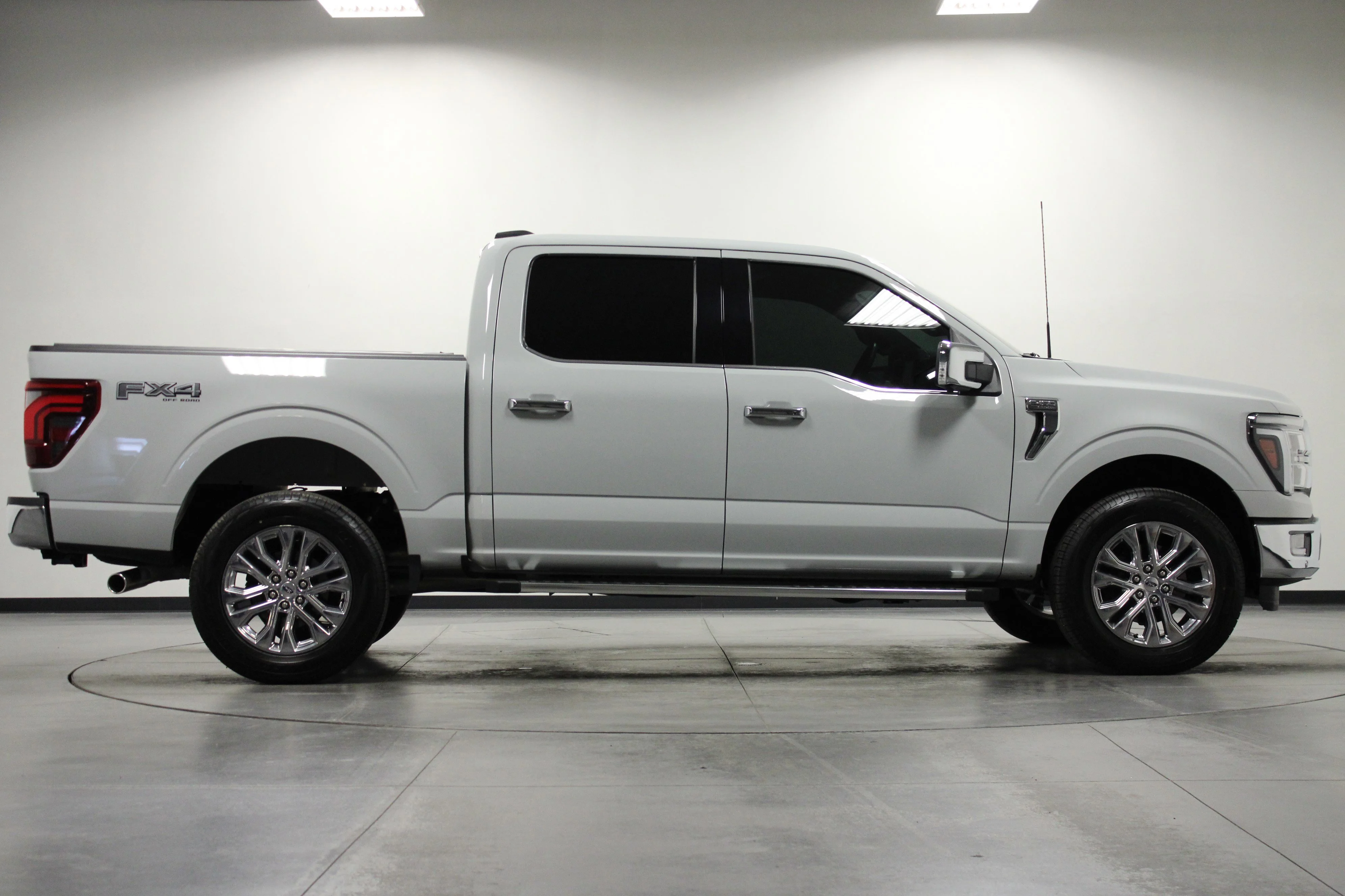 Used 2024 Avalanche Ford LARIAT image 3