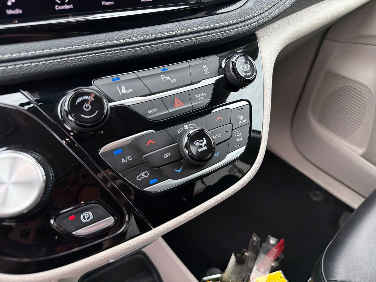 Used 2023 Crystal Metallic Chrysler Touring L image 25