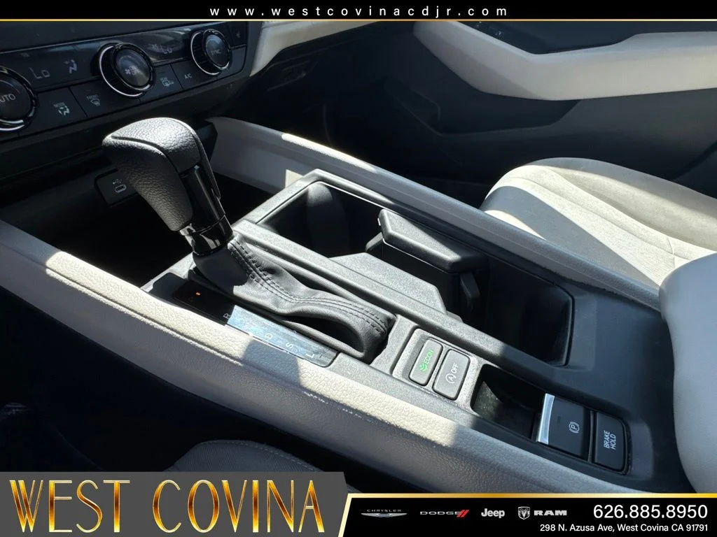 Used 2025 White Honda SE image 28