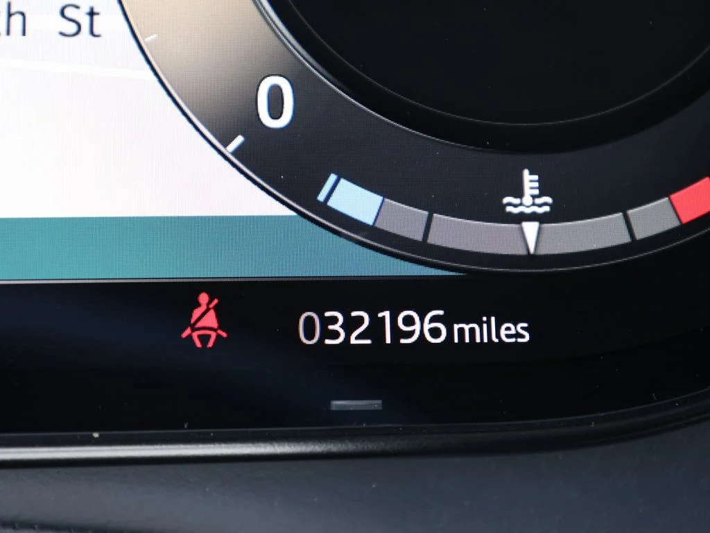 Used 2023 White Land Rover SE Dynamic image 42