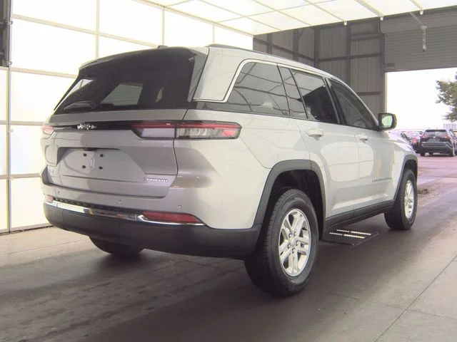 Used 2023 Silver Jeep Laredo image 4