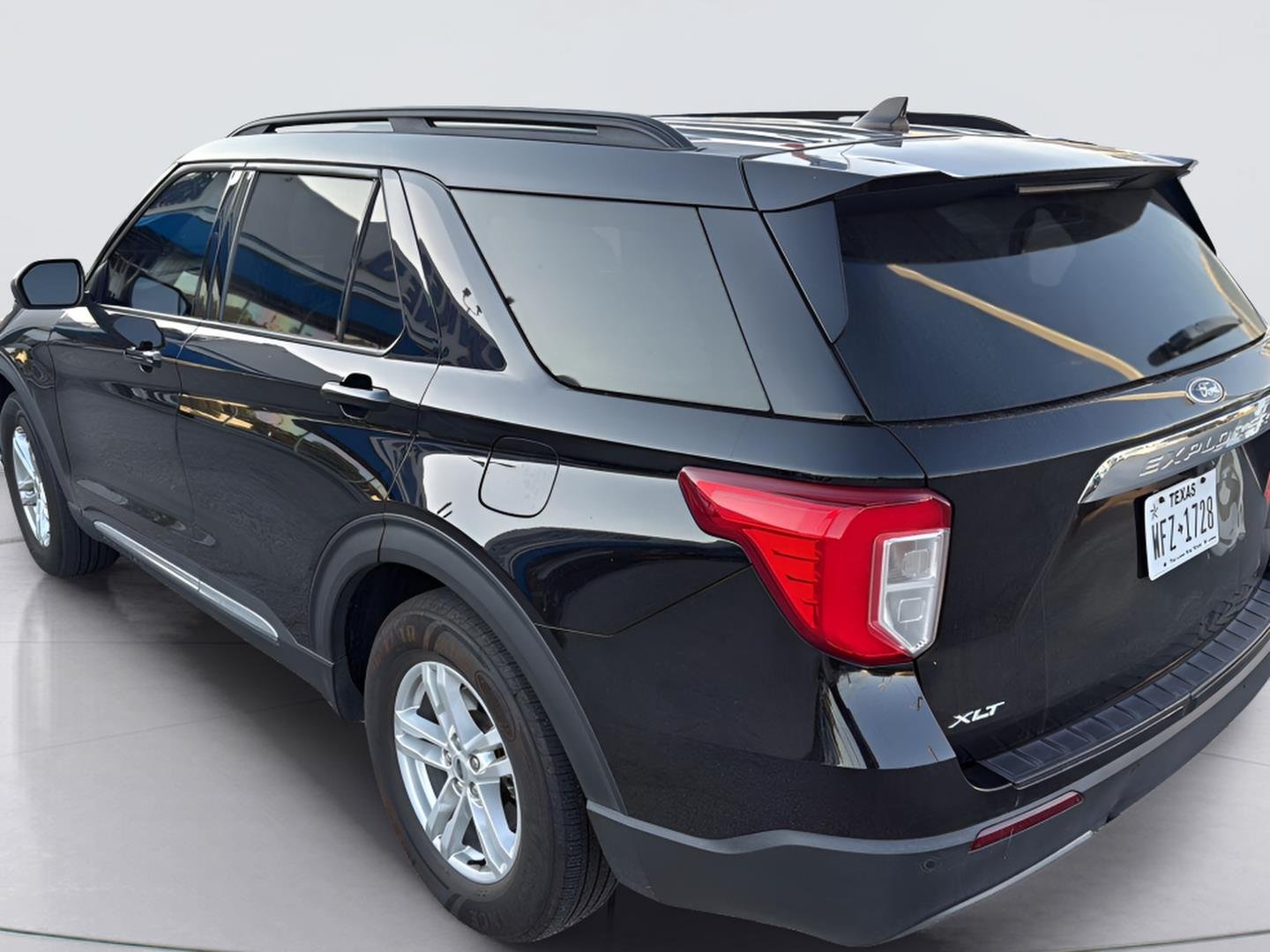 2023 Ford Explorer photo 4 of 5
