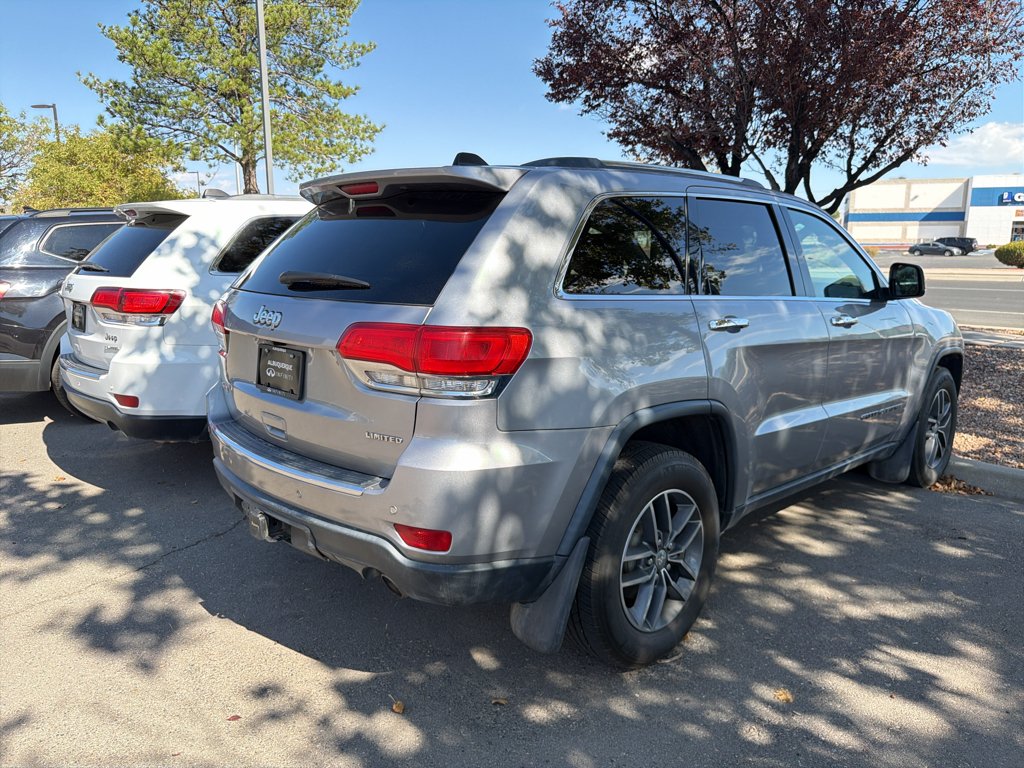 Used 2017 Billet Silver Metallic Clearcoat Jeep Limited image 4