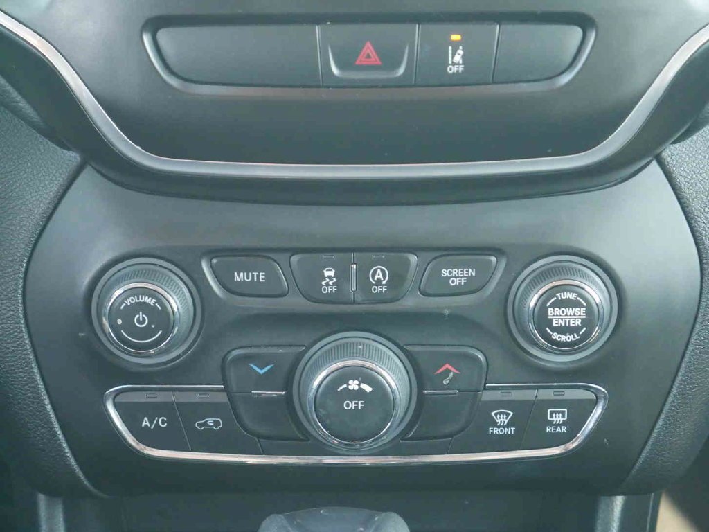 Used 2021 Silver Jeep Latitude image 7