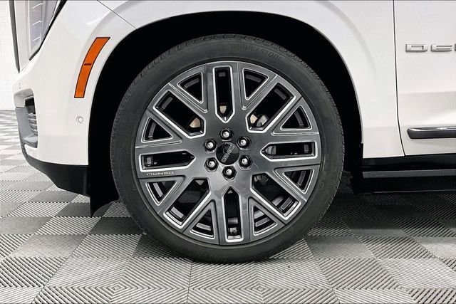 Used 2025 White Frost Tricoat GMC Denali Ultimate image 10