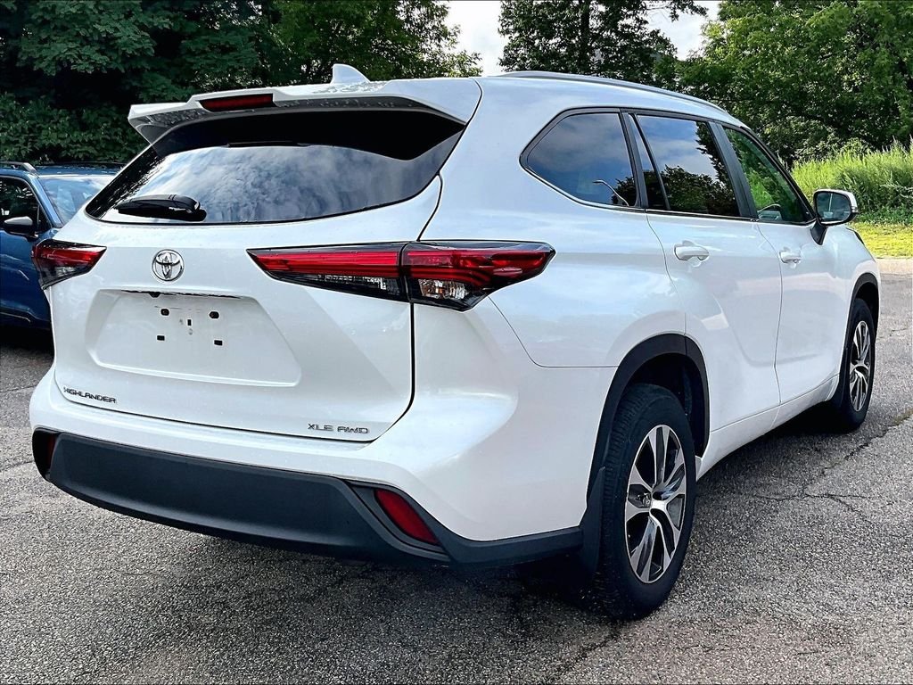 Used 2023 Beige Toyota XLE image 6