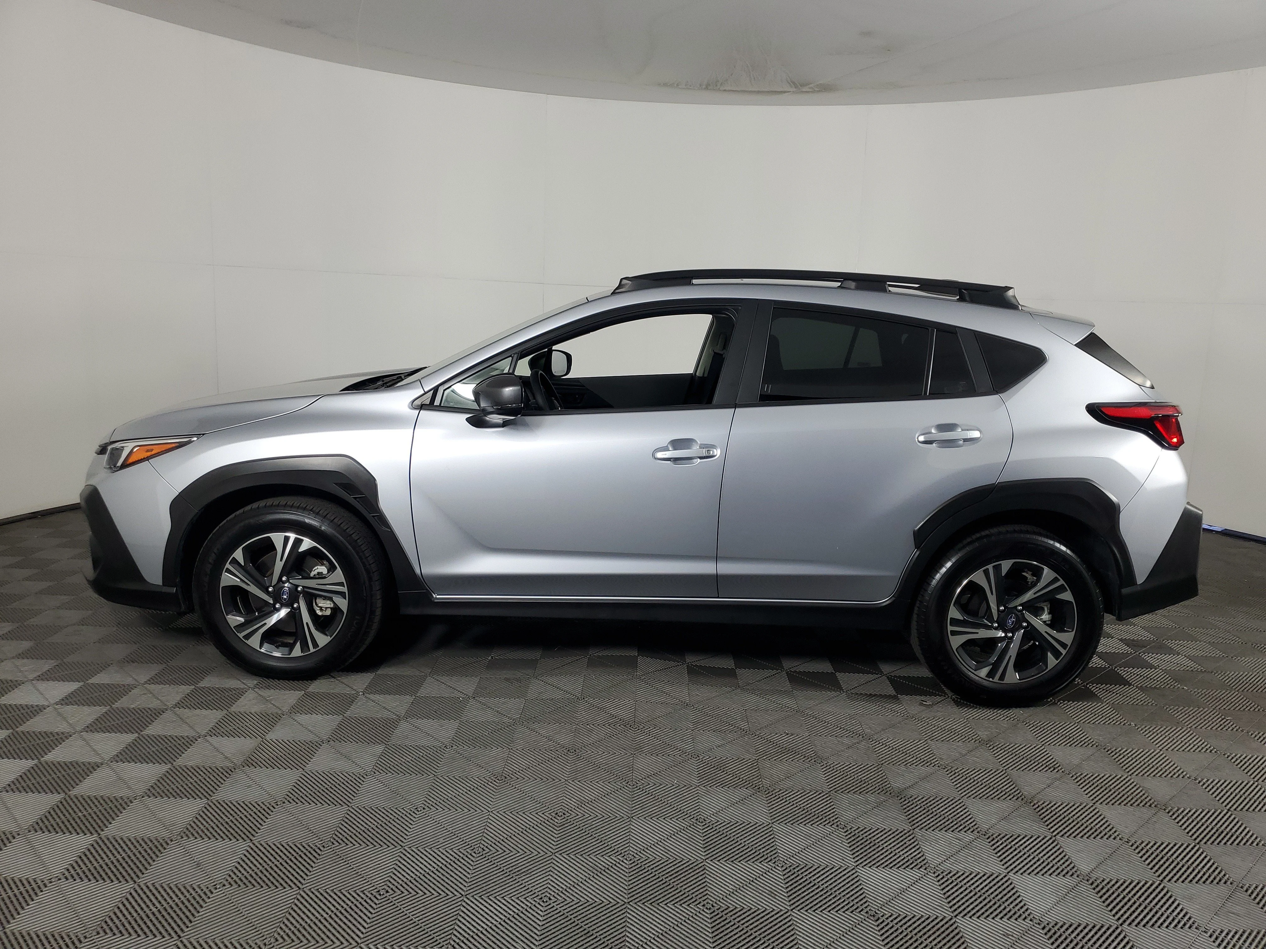 Certified Used 2025 Ice Silver Metallic Subaru Premium image 7