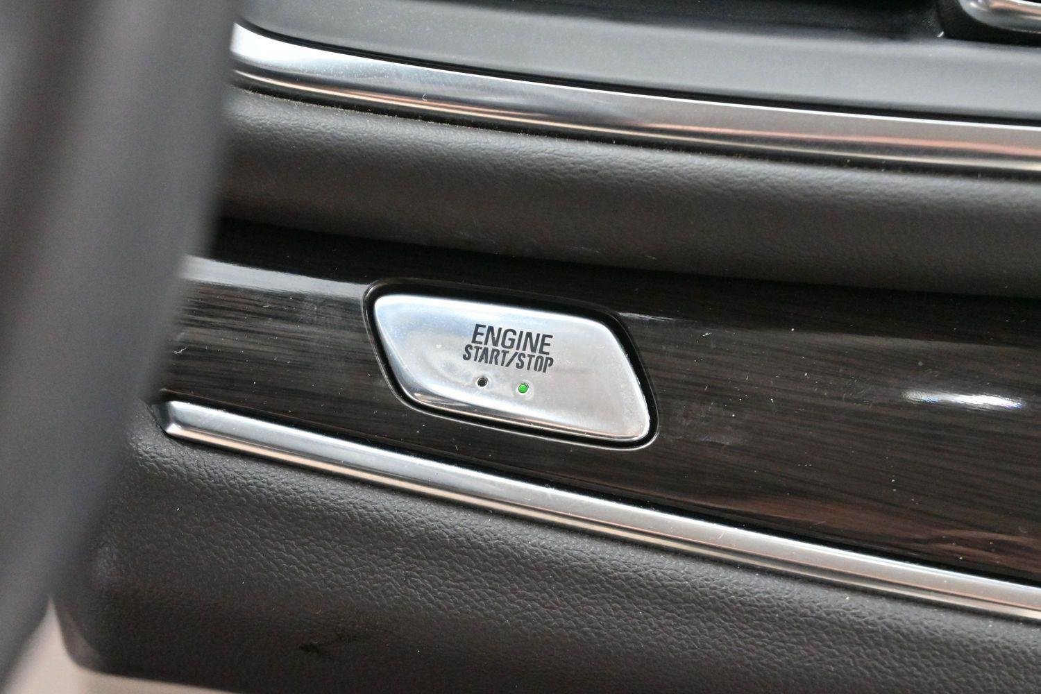 Used 2023 Summit White Buick Essence image 27