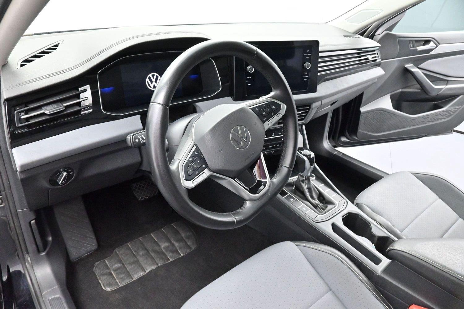 Used 2025 Deep Black Pearl Volkswagen SE image 17