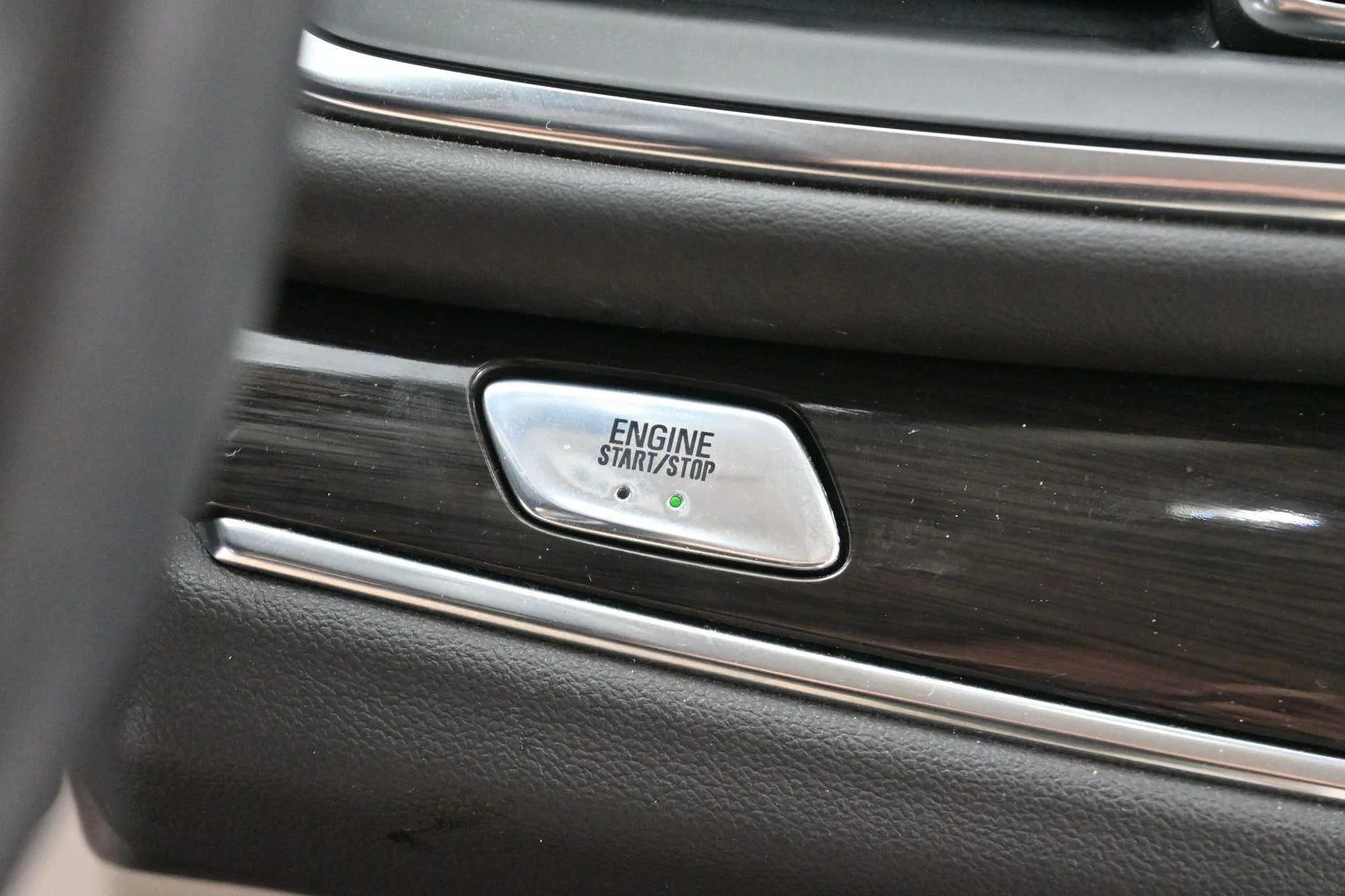 Used 2023 Summit White Buick Essence image 27