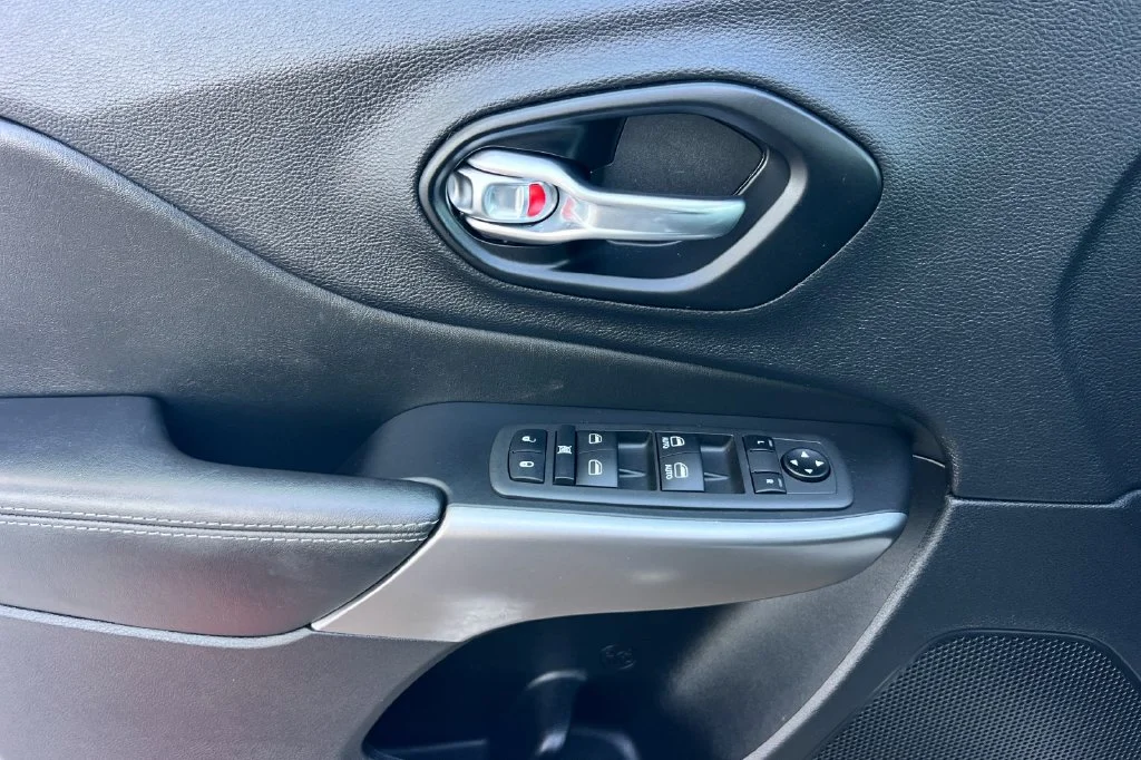 Used 2022 White Jeep Latitude Lux image 14