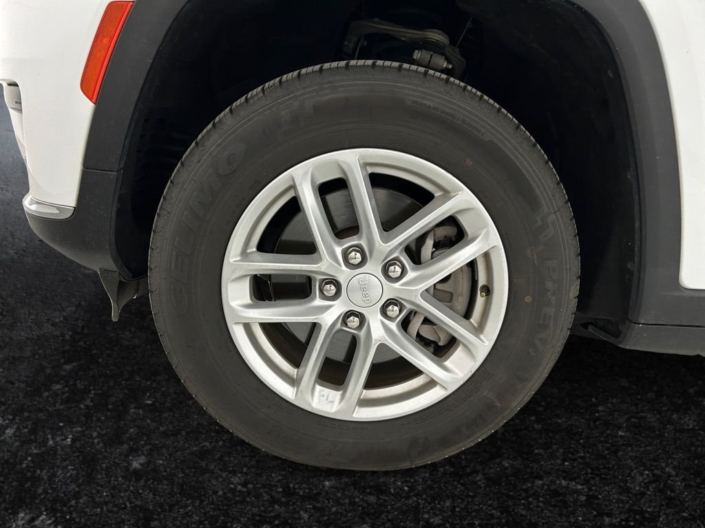Used 2023 White Jeep Laredo image 27