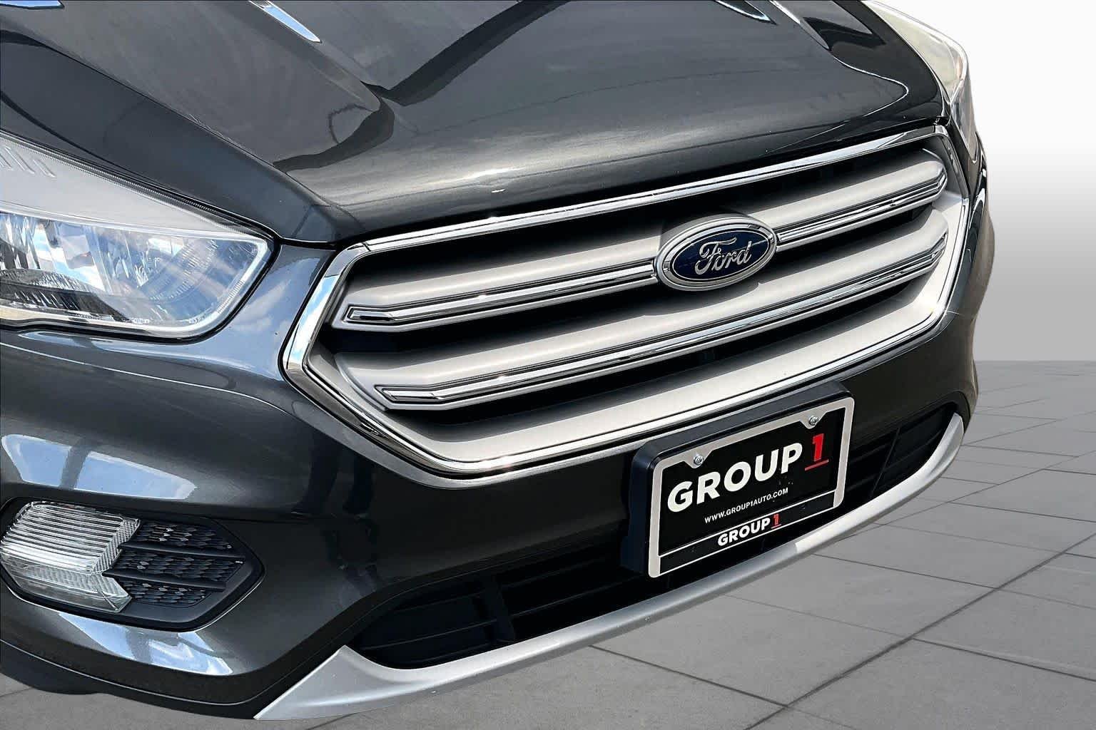 Used 2018 Magnetic Metallic Ford SE image 29