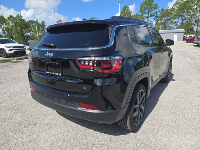 New 2026 Diamond Black Crystal Pearlcoat Jeep  image 3