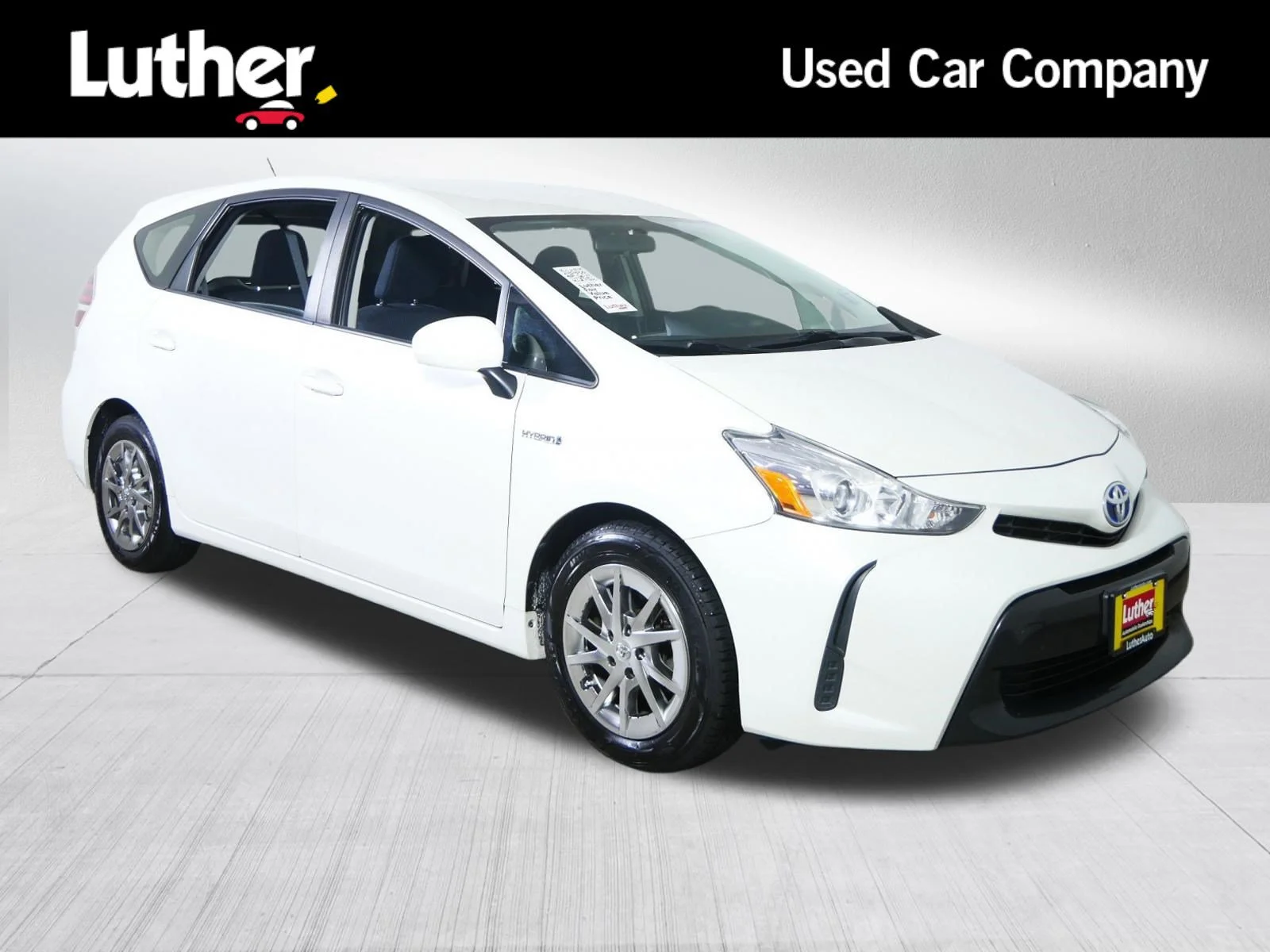2016 Toyota Prius v Five's photo