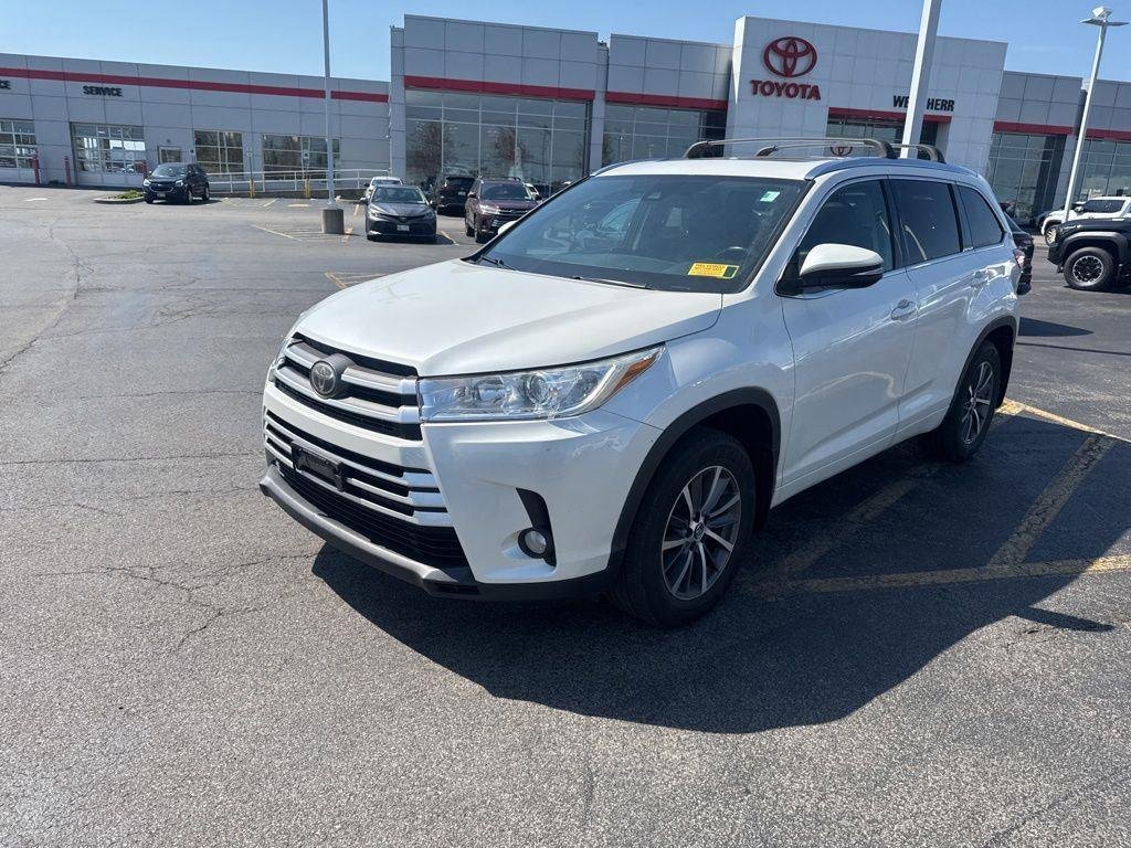 Used 2018 Blizzard Pearl Toyota XLE image 5