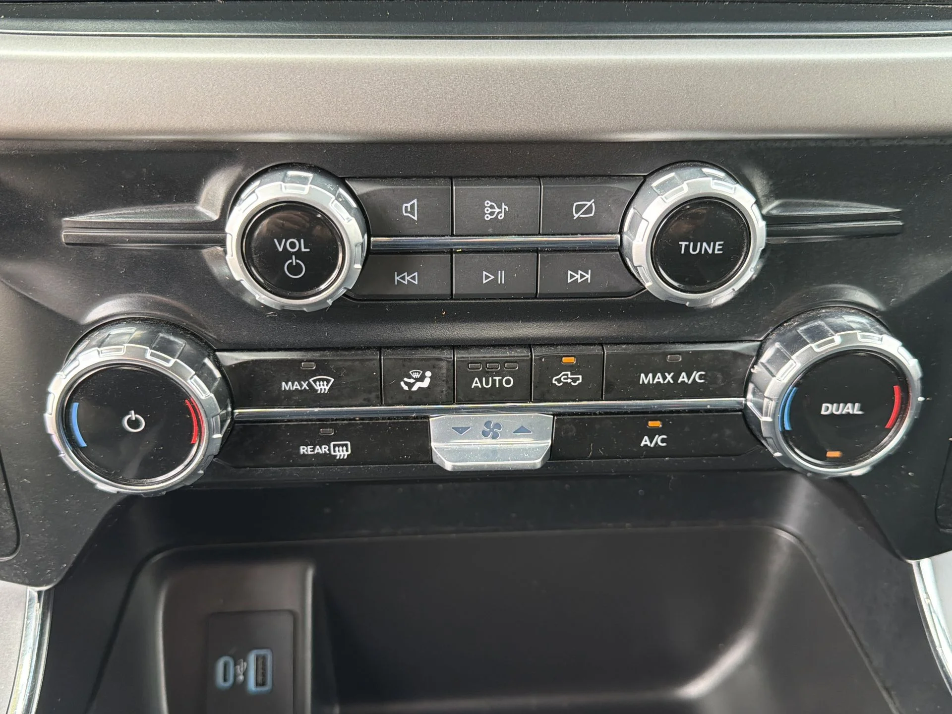 Used 2024 Black Metallic Ford XLT image 8