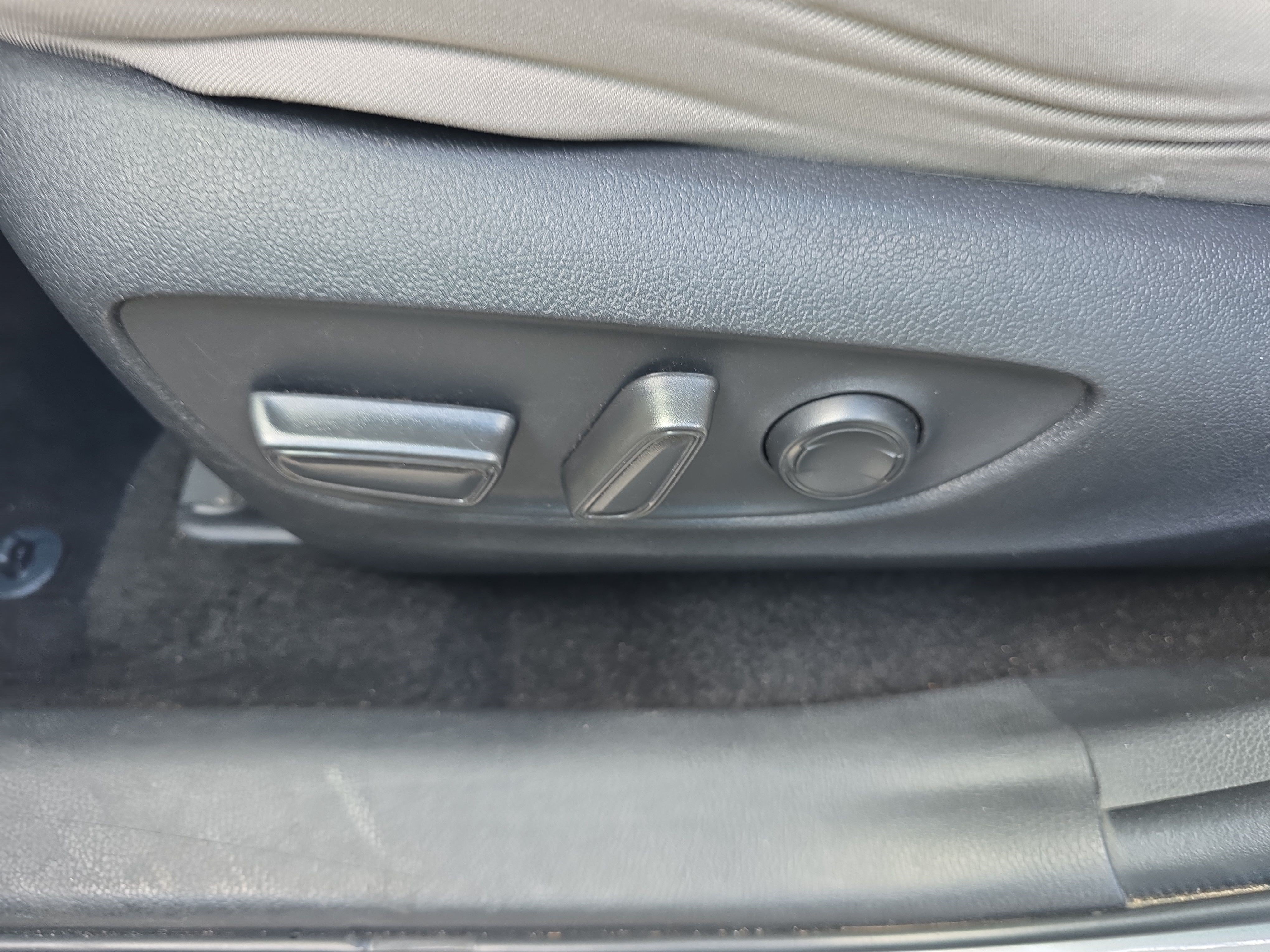 Used 2025 Silver Sky Metallic Toyota XLE image 17