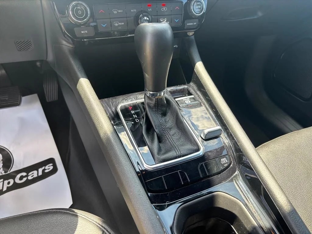 Used 2025 White Jeep Limited image 21