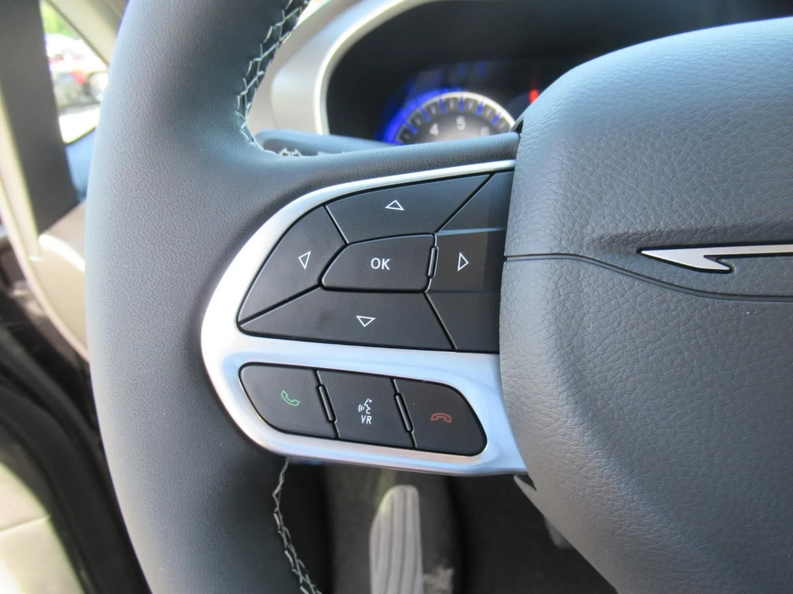New 2027 Diamond Black Crystal Pearl-Coat Exterior Paint Chrysler Select image 21