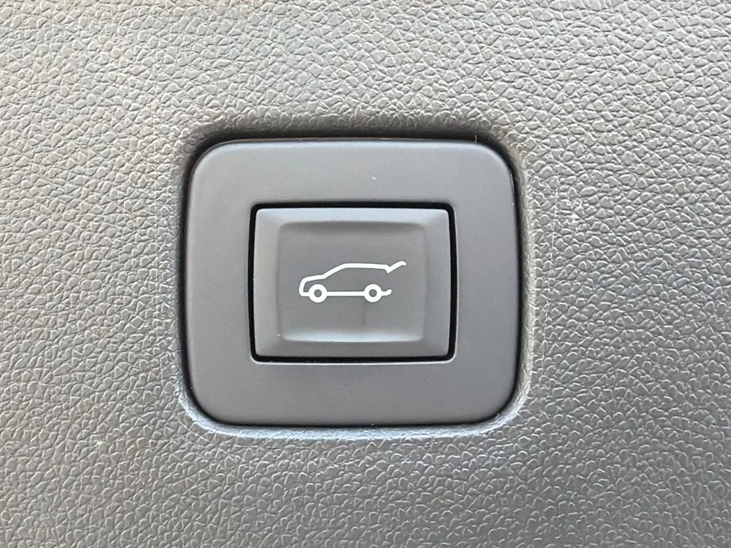Used 2025 White Buick Avenir image 19