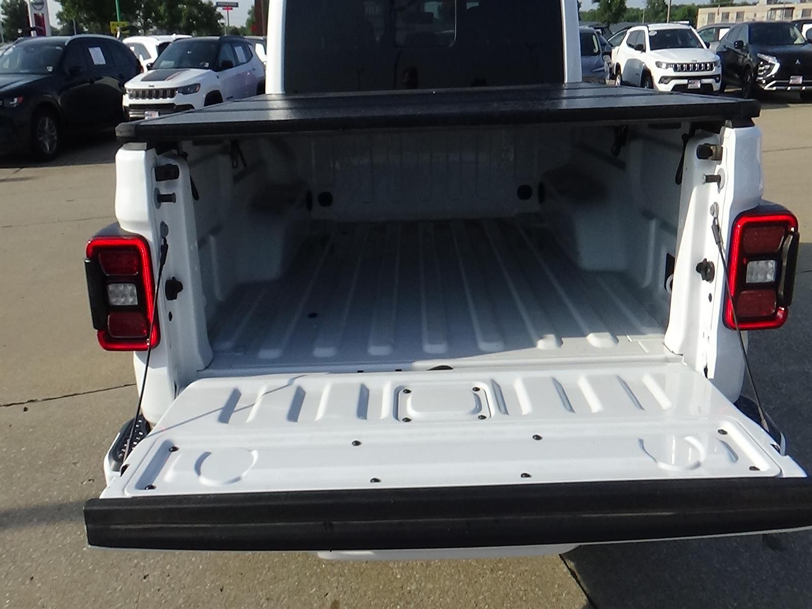 Used 2023 Bright White Clear Coat (pw7) Jeep High Altitude image 10