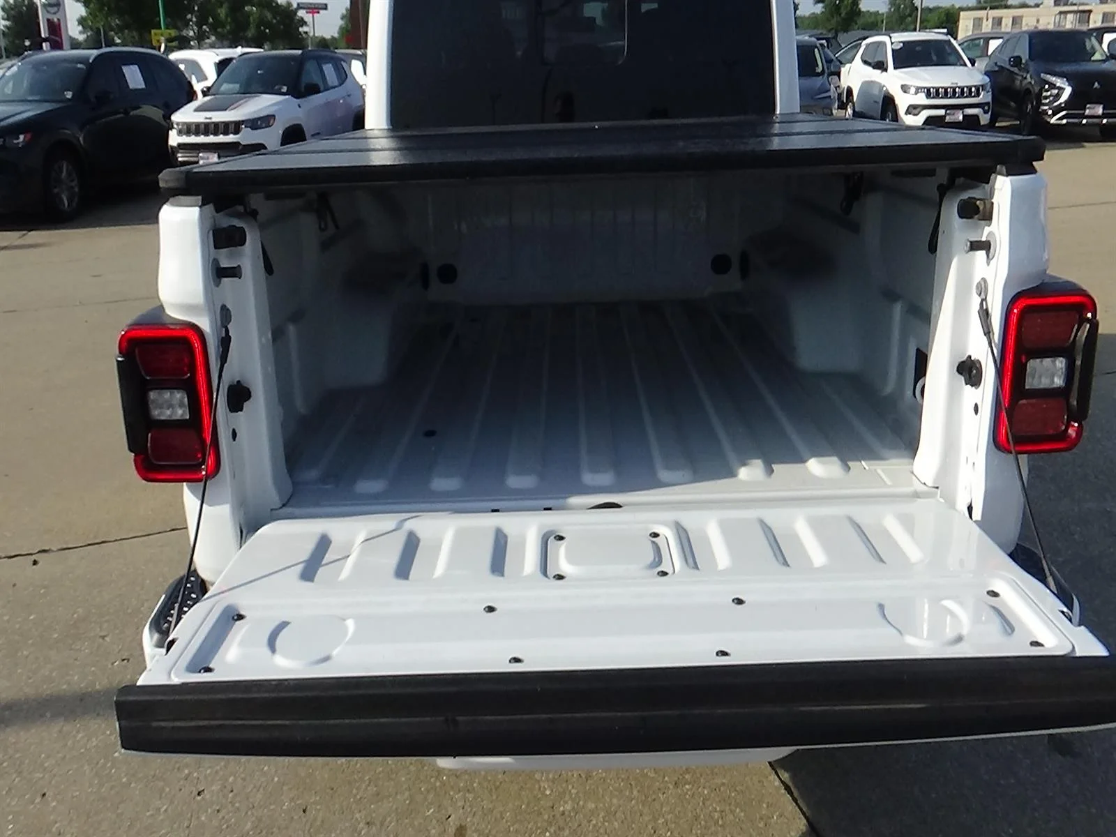 Used 2023 Bright White Clear Coat (pw7) Jeep High Altitude image 10
