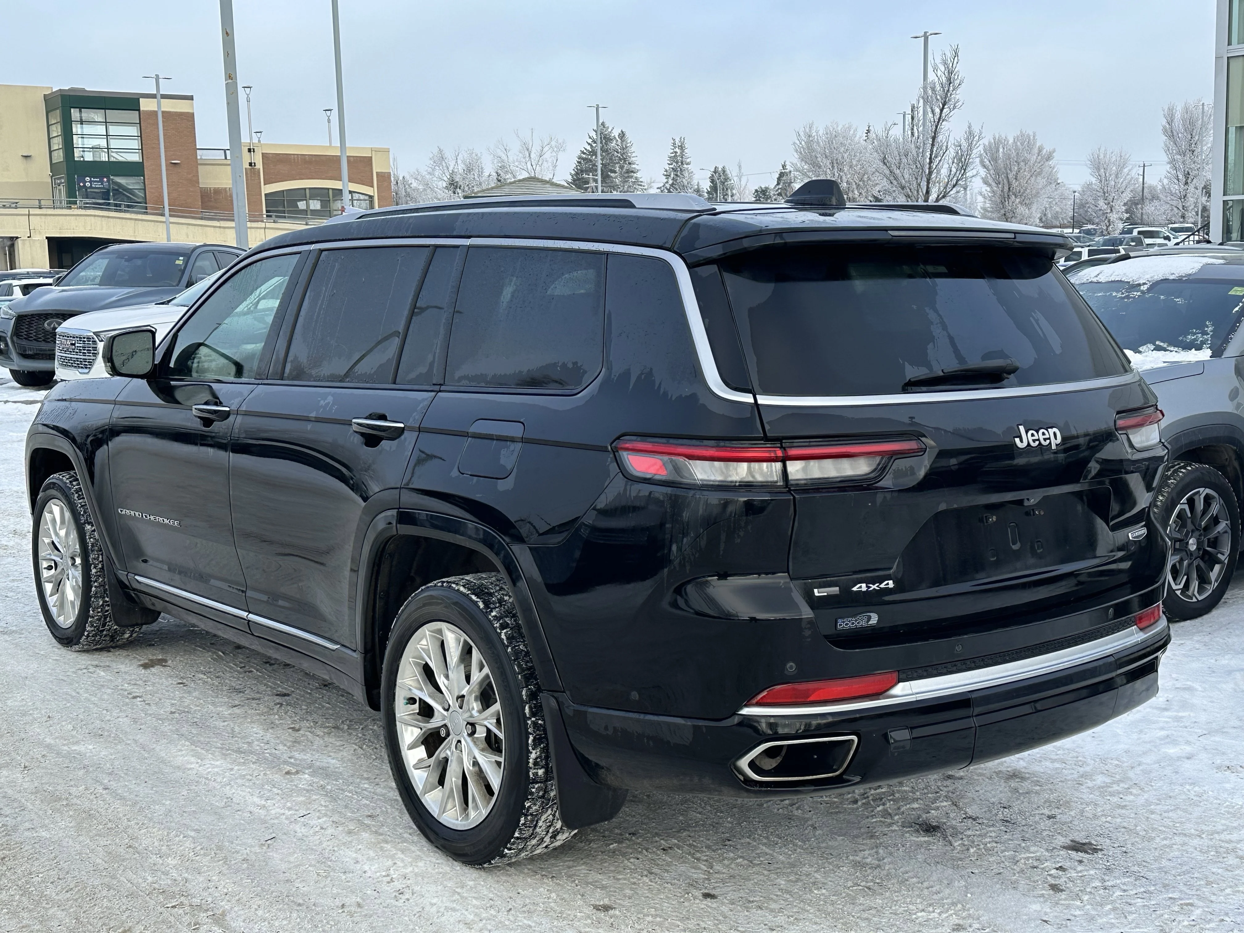 Certified Used 2021 Diamond Black Crystal Pearl Jeep Summit image 4