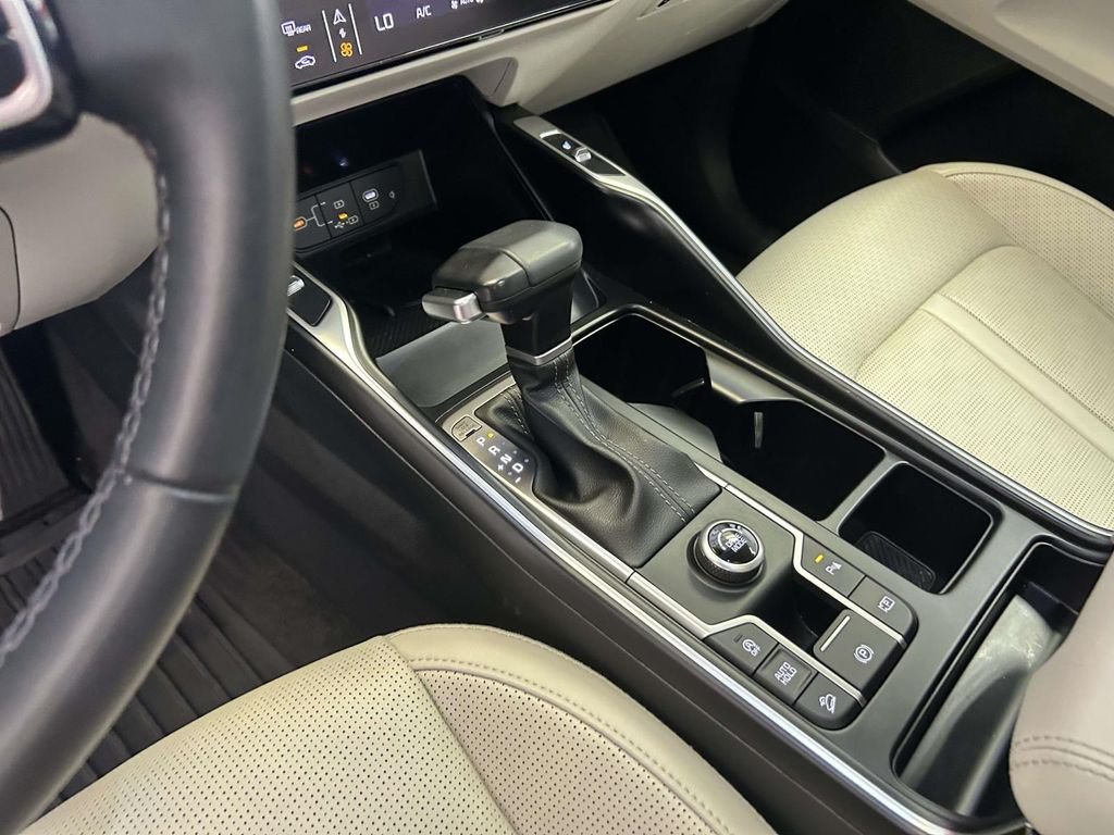 Used 2025 White Kia S image 20
