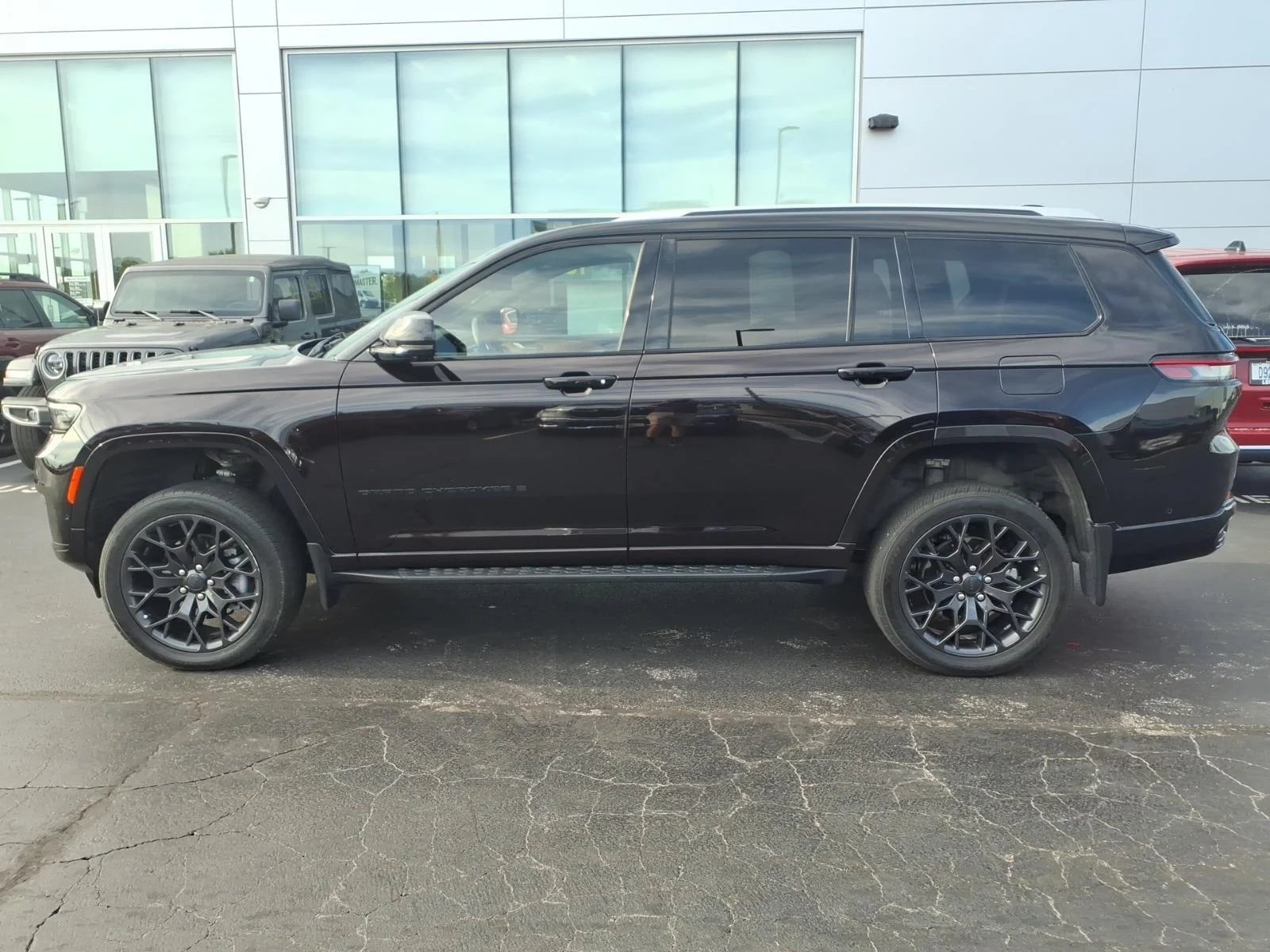 Used 2023 Diamond Black Crystal Pearlcoat Jeep Summit Reserve image 4
