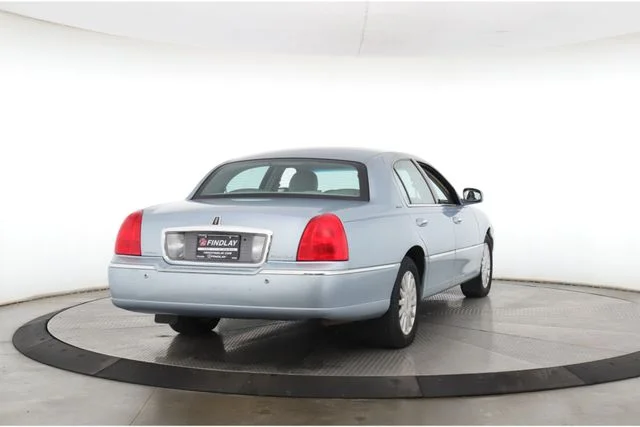 Used 2005 White Lincoln Signature image 7
