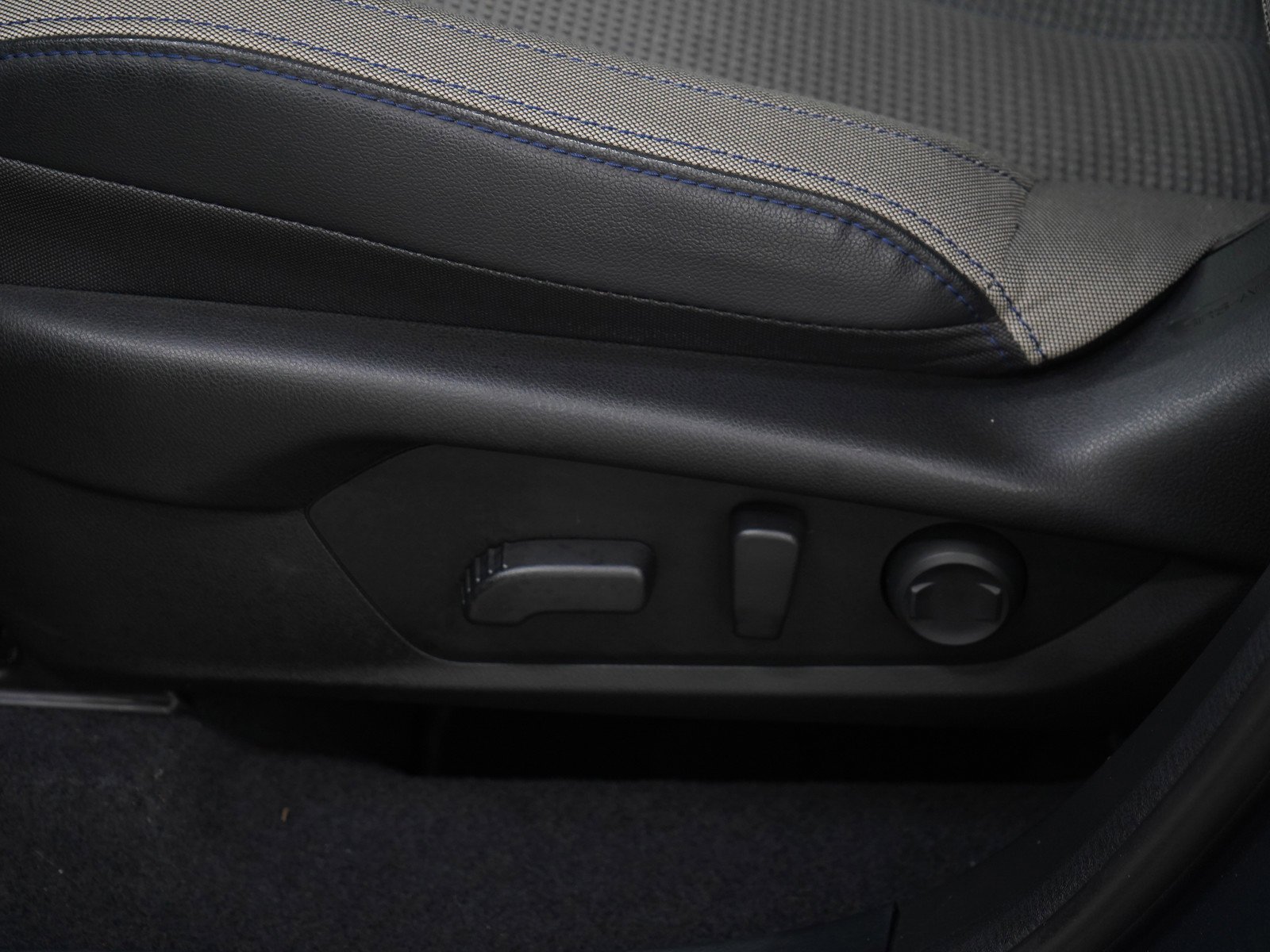 Used 2025 Gray Metallic Subaru Premium image 23