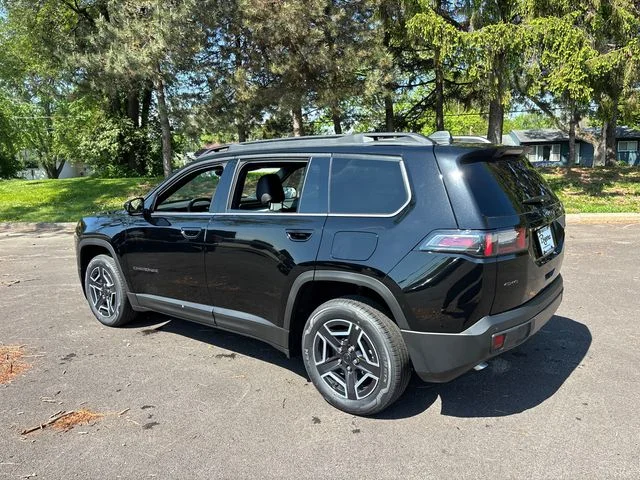 New 2026 Diamond Black Crystal Pearl-Coat Exterior Paint Jeep Limited image 4