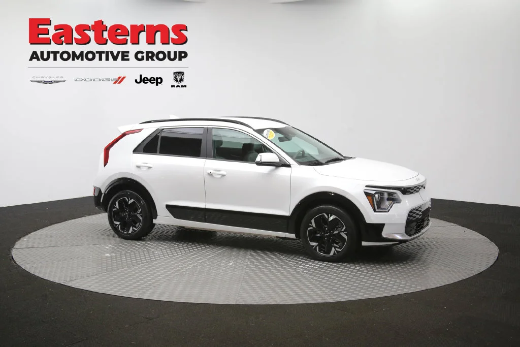 Used 2023 White Kia Wind image 42