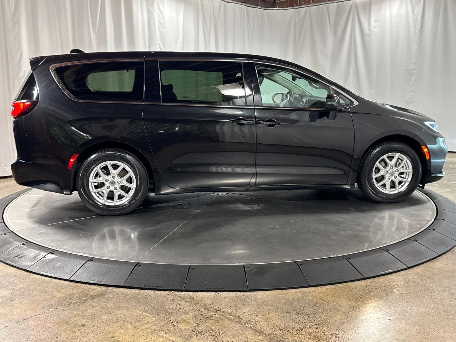 Used 2023 Brilliant Black Crystal Pearlcoat Chrysler Touring L image 6