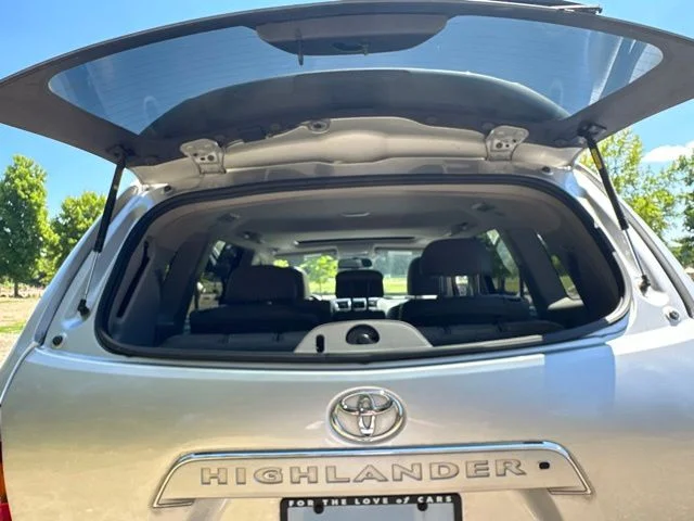 Used 2010 Classic Silver Metallic Toyota Limited image 19