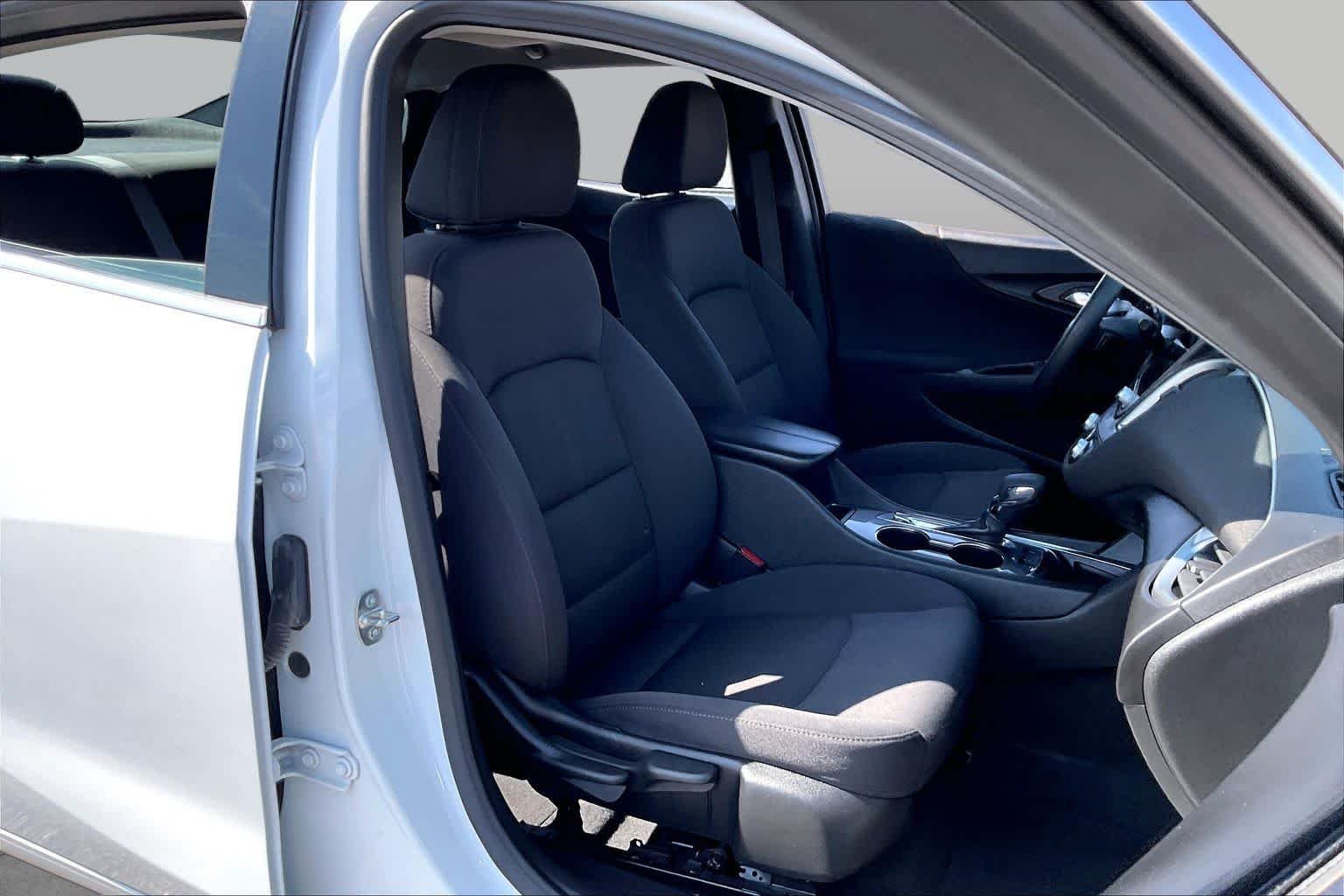 Used 2024 Summit White Chevrolet LT image 9