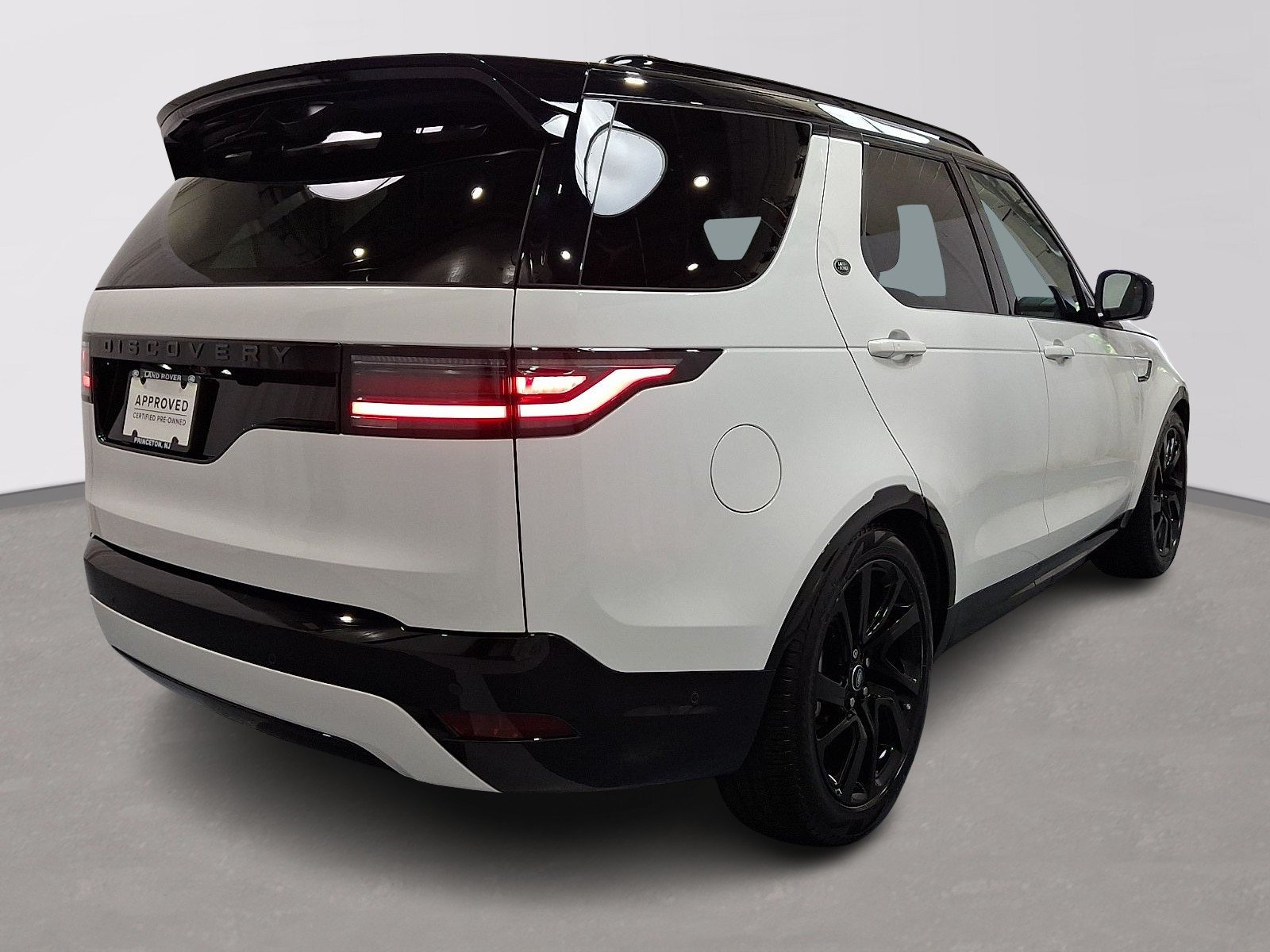 Certified Used 2025 Fuji White Land Rover  image 4