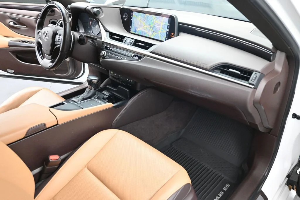 Used 2021 White Lexus 350 image 30