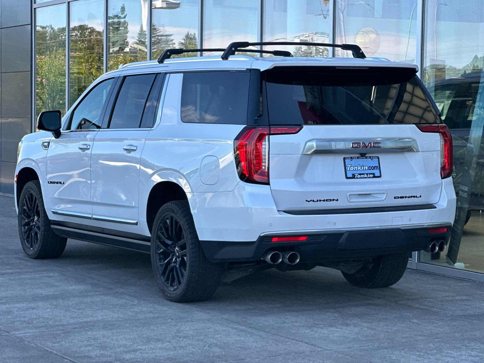 Used 2022 White Frost Tricoat GMC Denali image 5