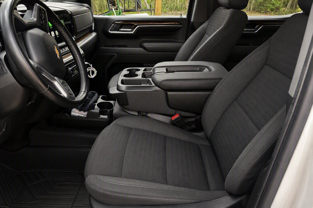 Used 2024 Summit White Chevrolet LT image 4