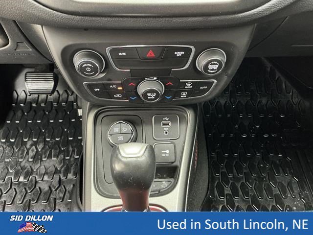 Used 2018 White Clearcoat Jeep Trailhawk image 12