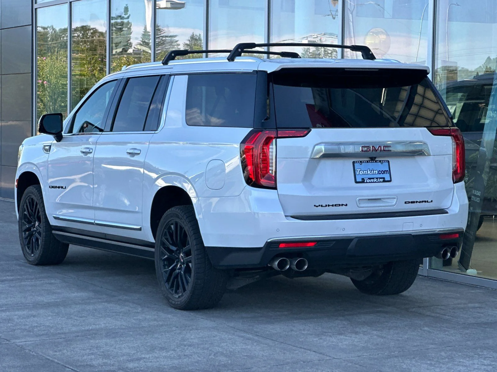 Used 2022 White Frost Tricoat GMC Denali image 5