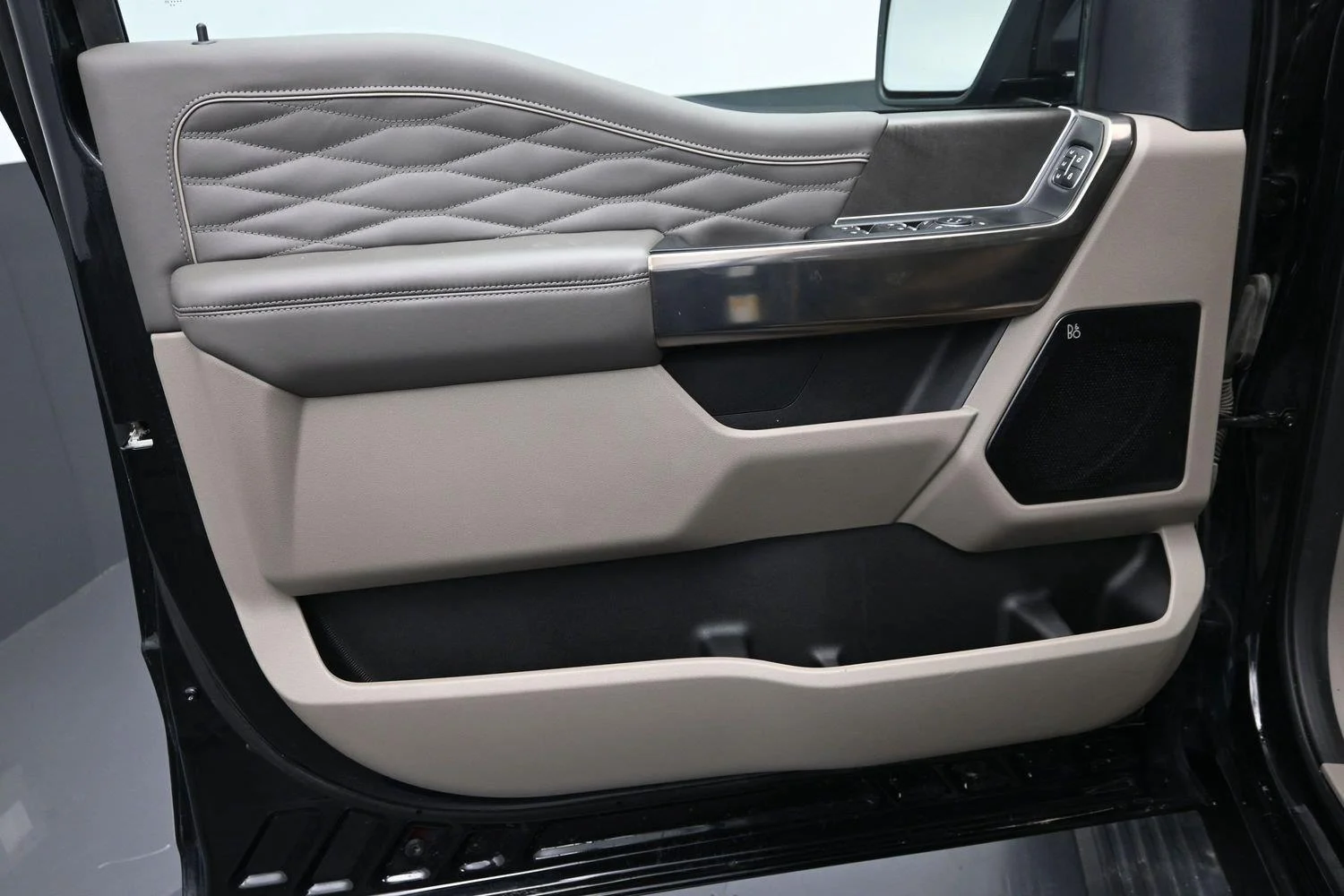Used 2025 Agate Black Ford Platinum image 25