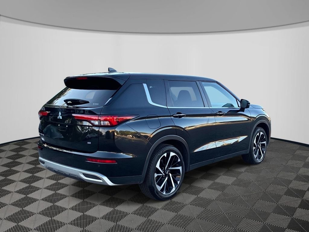 Used 2024  Mitsubishi SE Black Edition w/Pano Roof image 8