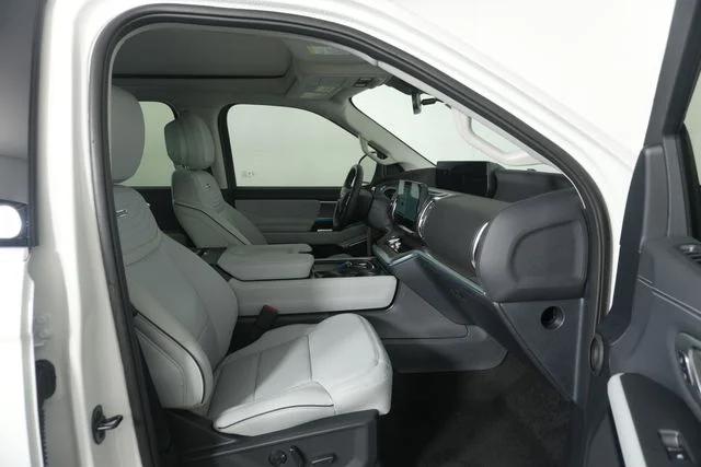 New 2027 Star White Metallic Tri-Coat Ford Platinum image 31